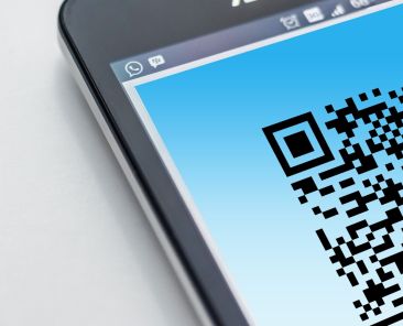 Free High-resolution close-up of a smartphone displaying a QR code on its screen. Stock Photo
